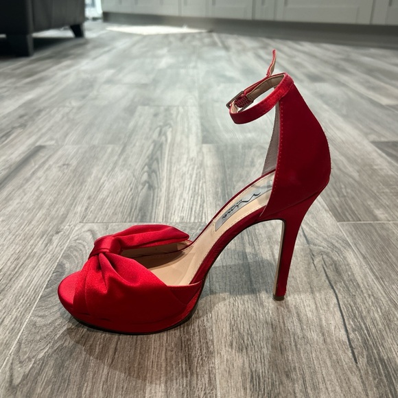 Nina Shoes Red Velvet Heels with Bow Detail - Picture 4 of 5